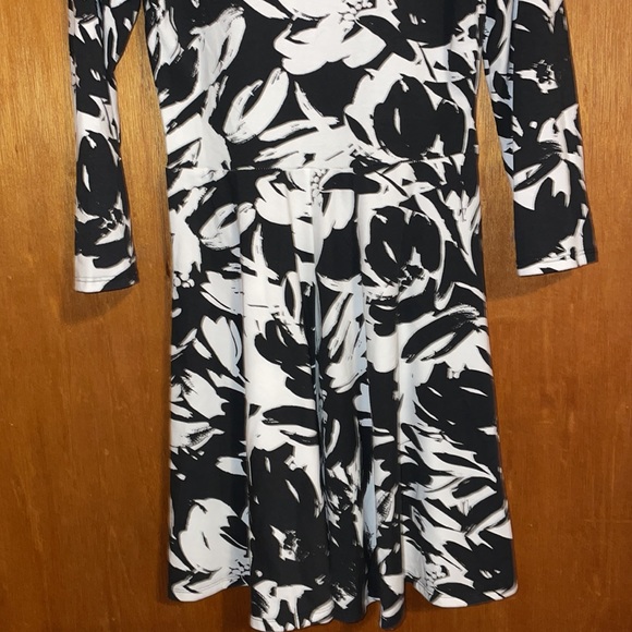 •ABERCROMBIE&FITCH•NWOT BLACK & WHITE V-NECK FLORAL 3/4 SLEEVE DRESS SIZE MEDIUM - Picture 7 of 9